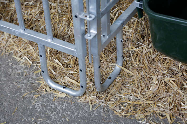 KERBL Modulare Zaunaufstallung Zaunteil mit Tür mit 3 Fressplätzen